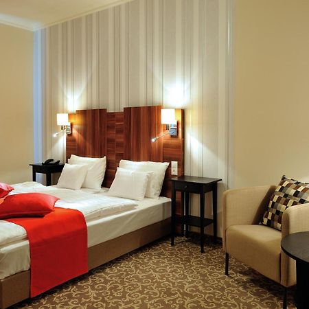 Corner Hotel & Kavehaz ดูเนาวิวาโรส ภายนอก รูปภาพ