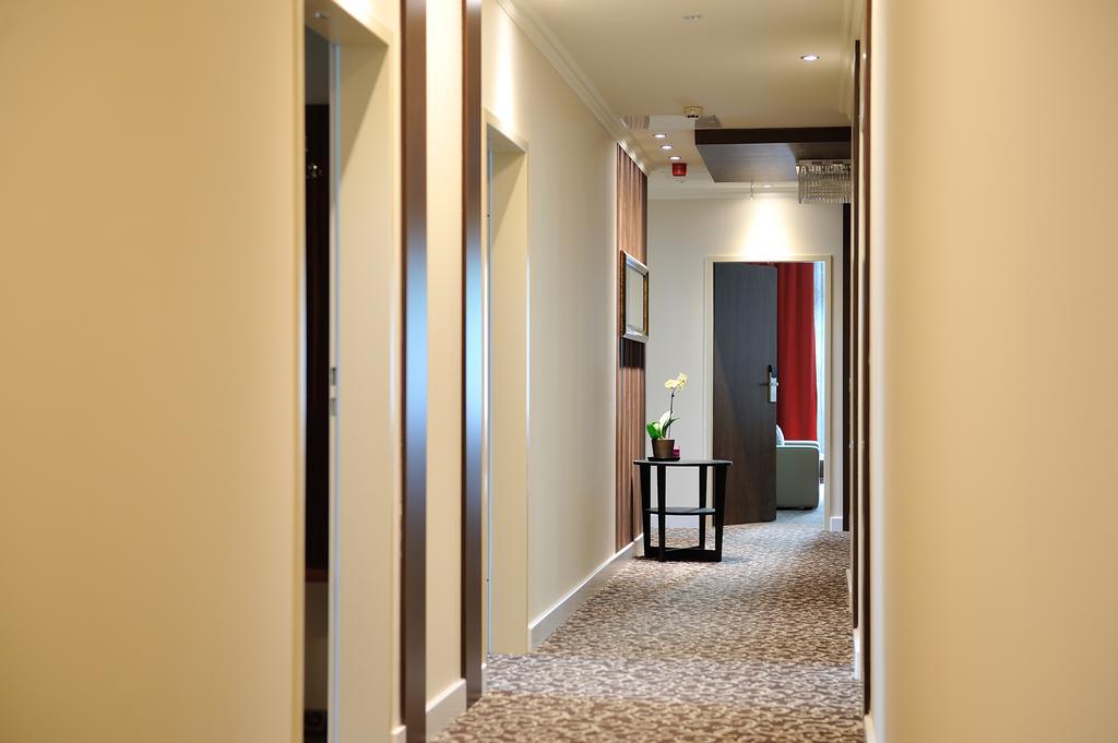 Corner Hotel & Kavehaz ดูเนาวิวาโรส ภายนอก รูปภาพ