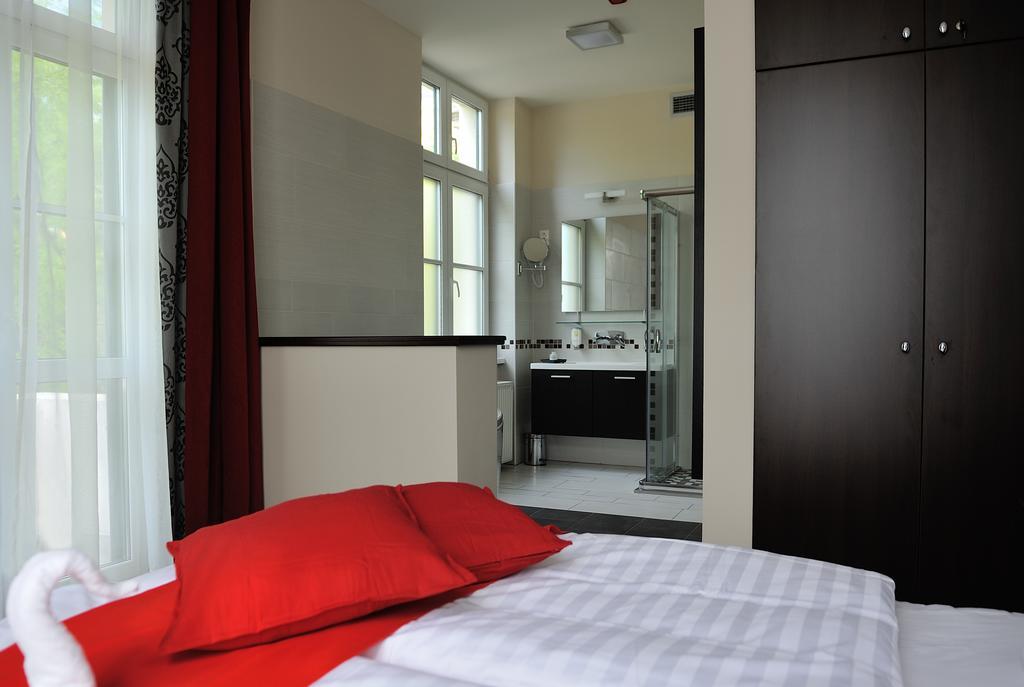 Corner Hotel & Kavehaz ดูเนาวิวาโรส ห้อง รูปภาพ