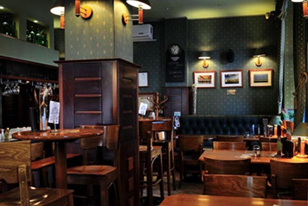 Corner Hotel & Kavehaz ดูเนาวิวาโรส ภายนอก รูปภาพ