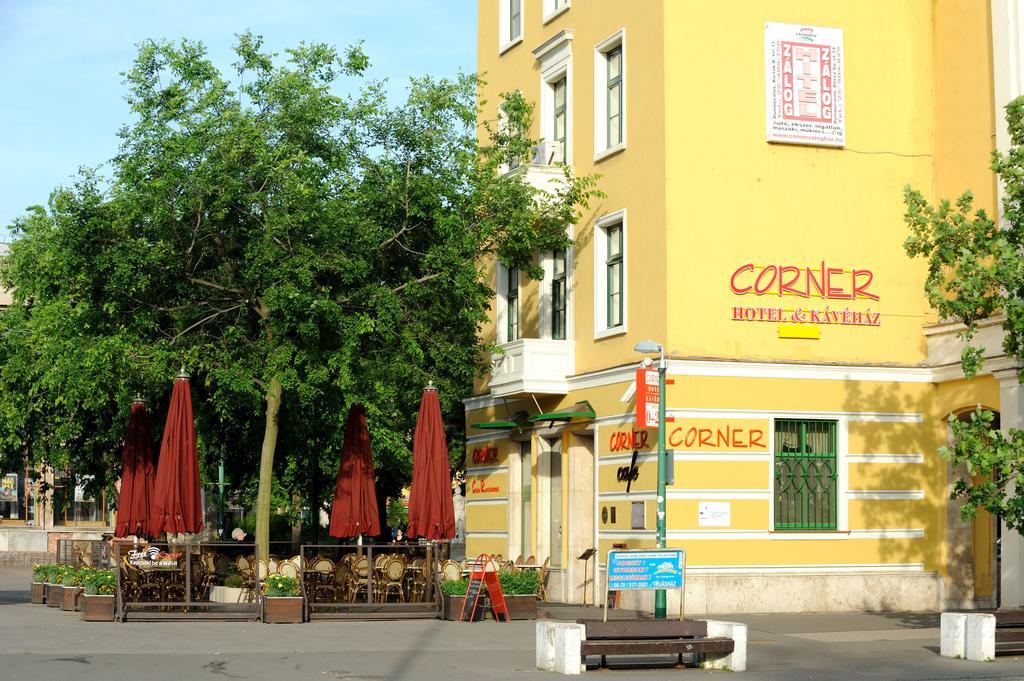 Corner Hotel & Kavehaz ดูเนาวิวาโรส ภายนอก รูปภาพ