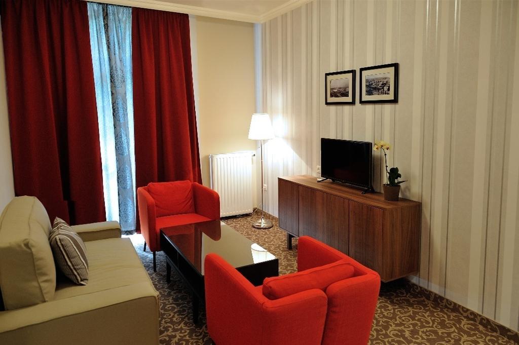 Corner Hotel & Kavehaz ดูเนาวิวาโรส ภายนอก รูปภาพ