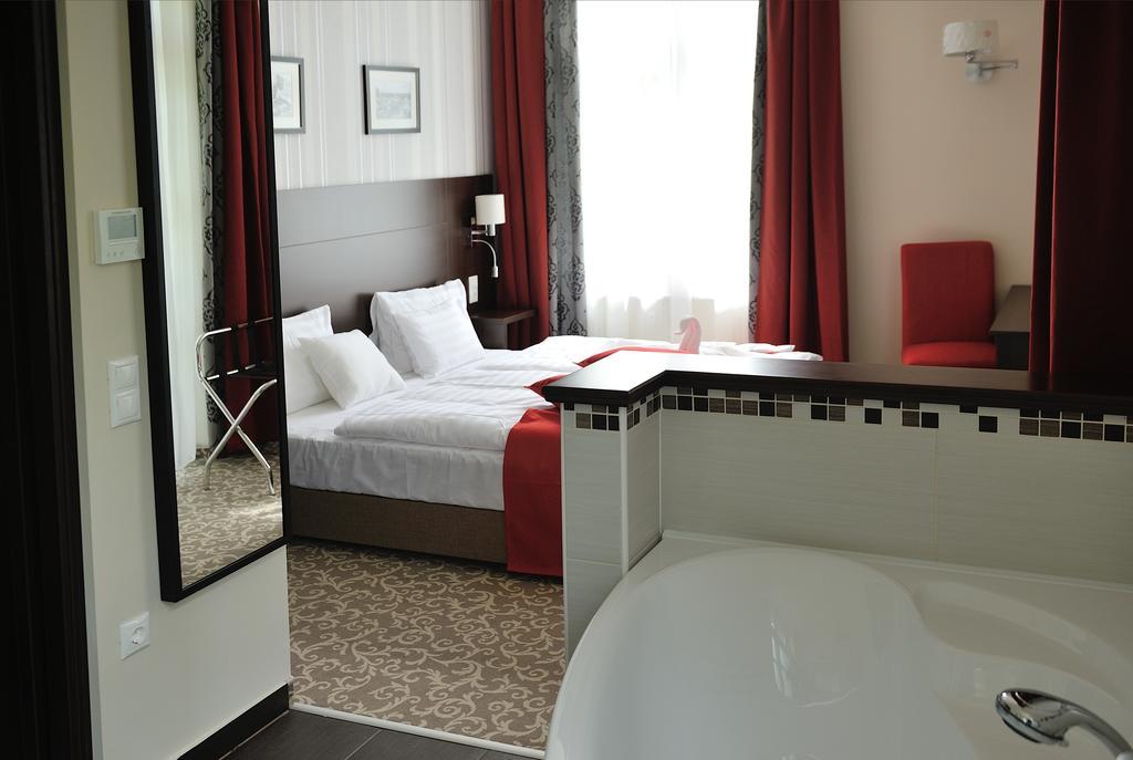 Corner Hotel & Kavehaz ดูเนาวิวาโรส ห้อง รูปภาพ